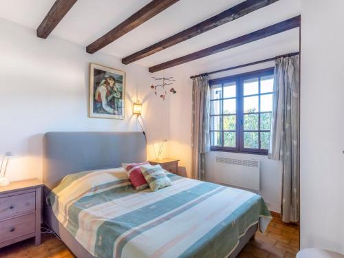 une chambre avec un lit et une fenêtre dans l'établissement Holiday Home Le Mas du Golfe by Interhome, à Grimaud