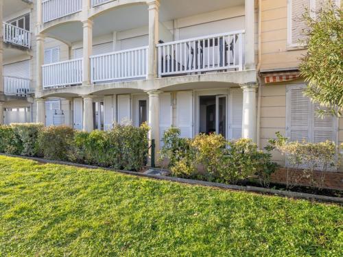 un bâtiment avec une pelouse devant dans l'établissement Apartment Résidence du Port-3 by Interhome, à Arcachon