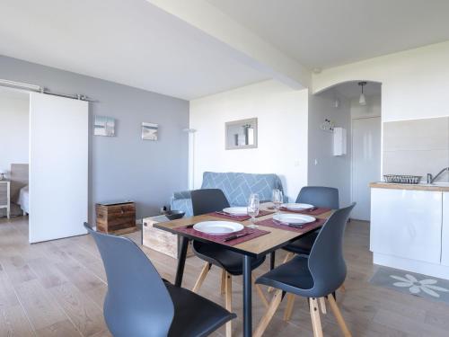 une salle à manger avec une table et des chaises dans l'établissement Apartment Résidence du Port-3 by Interhome, à Arcachon
