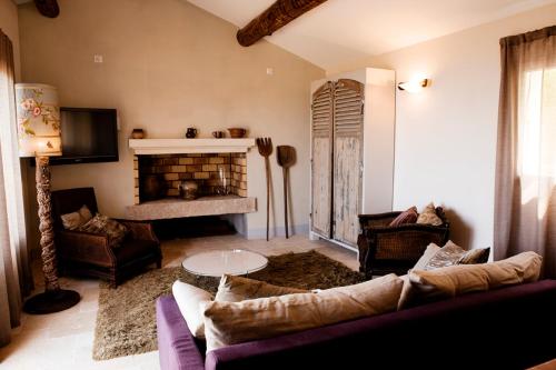 a living room with a couch and a fireplace at VILLA BELLUCIA in Cateri