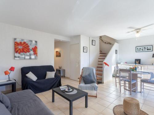 un soggiorno con un divano e un tavolo di Holiday Home Maison Cléo by Interhome a Cogolin