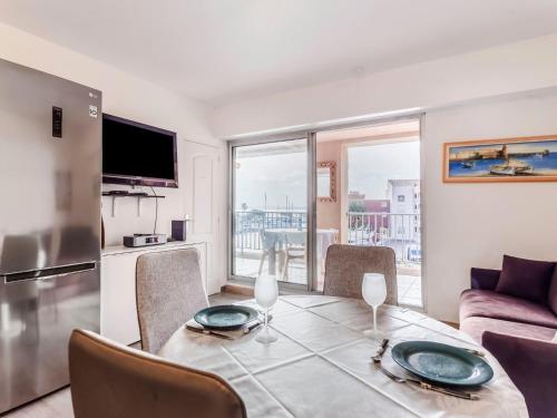une cuisine et une salle à manger avec une table et des chaises dans l'établissement Apartment Port de La Gavine-28 by Interhome, à Hyères