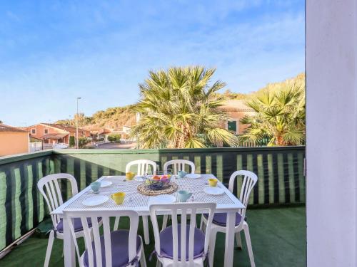 einen weißen Tisch und Stühle auf dem Balkon in der Unterkunft Apartment Eden Roc 2 by Interhome in Narbonne-Plage