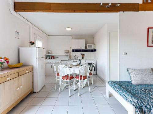 eine Küche und ein Esszimmer mit einem Tisch und Stühlen in der Unterkunft Apartment Eden Roc 2 by Interhome in Narbonne-Plage