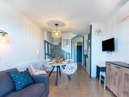 un salon avec un canapé et une table dans l'établissement Apartment Les Restanques Golfe Saint Tropez-8 by Interhome, à Grimaud