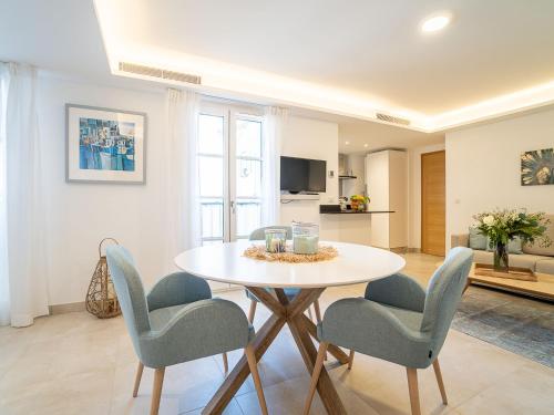 una sala da pranzo con tavolo e sedie bianchi di Apartment Fortuna Residence-3 by Interhome a Saint-Tropez
