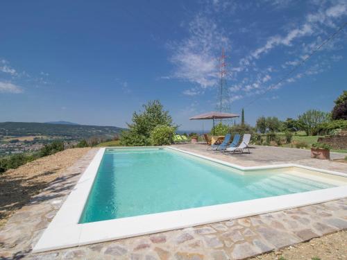 una imagen de una piscina en una casa en Holiday Home Appartamento Del Re by Interhome, en Guadamello