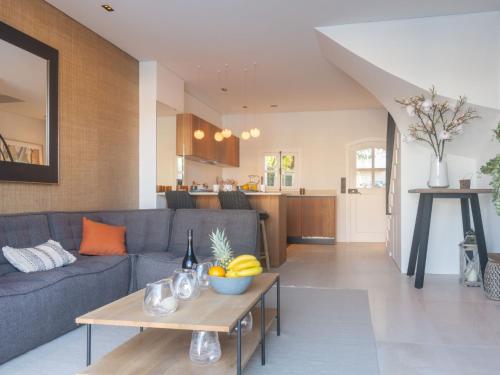 un salon avec un canapé et une table dans l'établissement Holiday Home Maison pêcheur 45 by Interhome, à Grimaud