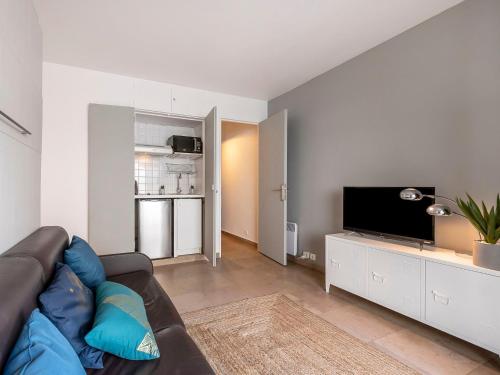 un salon avec un canapé et une télévision à écran plat dans l'établissement Apartment Le Marlyne 2-3 by Interhome, à Cannes