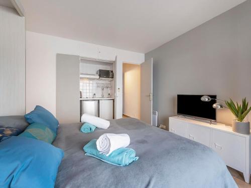 une chambre avec un grand lit avec des serviettes dessus dans l'établissement Apartment Le Marlyne 2-3 by Interhome, à Cannes