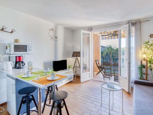 Il comprend une cuisine et un salon avec une table et des chaises. dans l'établissement Studio Les Aigues Marines-64 by Interhome, à Saint-Cyr-sur-Mer
