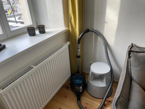 a room with a vacuum in the corner of a room at VOH Exklusives Wohnhaus MITTEN in Vohenstrauß, bis 8 Personen!!! in Vohenstrauß