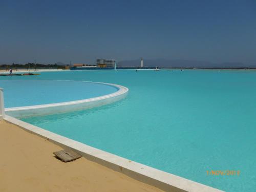 una gran piscina de agua azul en Laguna del Mar - La Serena, en La Serena