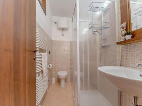 ein weißes Bad mit einem Waschbecken und einem WC in der Unterkunft Holiday Home Nice Villa Residence by Interhome in Guardia Vomano
