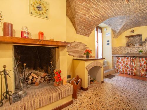 ein Wohnzimmer mit einem Kamin und einem Bett in einem Zimmer in der Unterkunft Holiday Home Nice Villa Residence by Interhome in Guardia Vomano