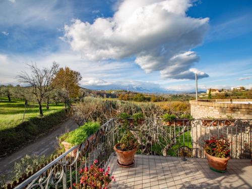 un balcón con macetas y una valla en Holiday Home Casale Vincenzo by Interhome, en Collecorvino