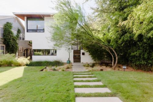 Ein Garten an der Unterkunft 1 Bedroom near University of Texas & Downtown Austin