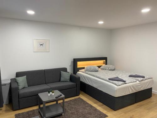 Ένα ή περισσότερα κρεβάτια σε δωμάτιο στο Akmene Center Apartment