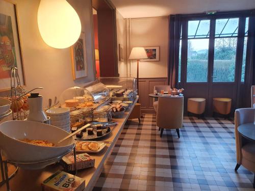 Makanan di atau berdekatan hotel