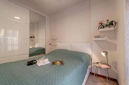 Un dormitorio con una cama con un libro. en Modern Lakefront 1-Bedroom Apartment, en Acquaseria