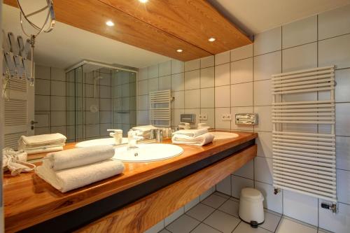 a bathroom with a sink and a mirror at Landgasthof am Königsweg in Ohmden