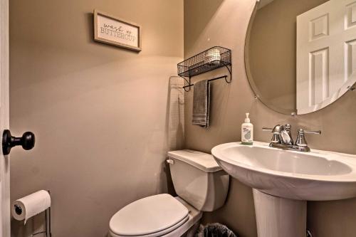Ένα μπάνιο στο Lakefront Retreat with Views, Near Mammoth Cave!