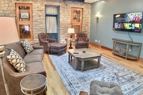 Rock House Suites - Cave Side Suite – Photos 3