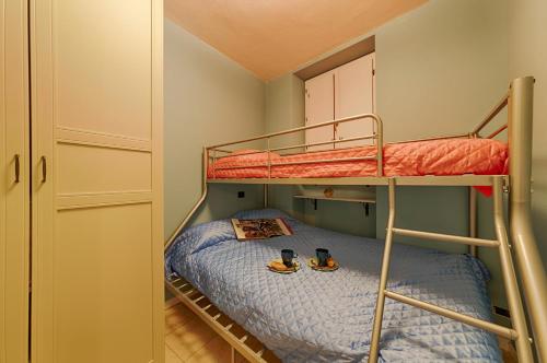 1 Schlafzimmer mit 2 Etagenbetten mit Schuhen auf dem Bett in der Unterkunft Two-Bedroom Apartment Rise and Shine in Acquaseria