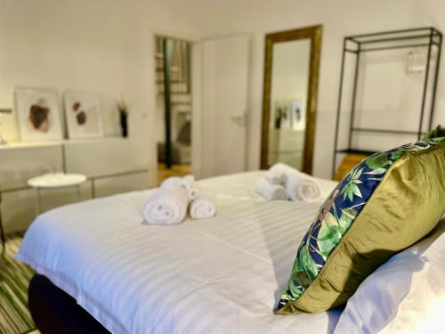 a bedroom with a large white bed with towels on it at VOH Exklusives Wohnhaus MITTEN in Vohenstrauß, bis 8 Personen!!! in Vohenstrauß