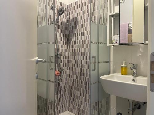 La salle de bains est pourvue d'une douche et d'un lavabo. dans l'établissement La casa dei Mimmi, à Città della Pieve