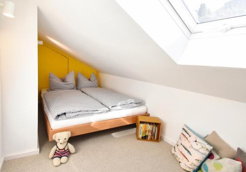 普夫龍滕的住宿－Vogelmann Suite，一间小卧室,配有一张床和泰迪熊