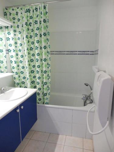 une salle de bain avec une baignoire, des toilettes et un lavabo dans l'établissement PALMYRA GOLF Joli T2 piscine couverte vue golf Cap d'Agde, au Cap d'Agde