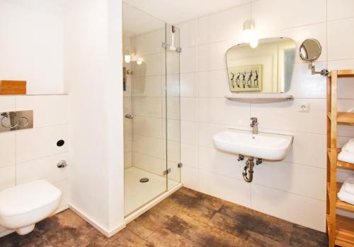 La salle de bains est pourvue d'une douche et d'un lavabo. dans l'établissement Vogelmann Suite, à Pfronten