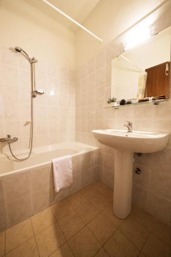 a bathroom with a sink and a bath tub and a sink at Lake View Apartment Studio Vacation Station in Acquaseria