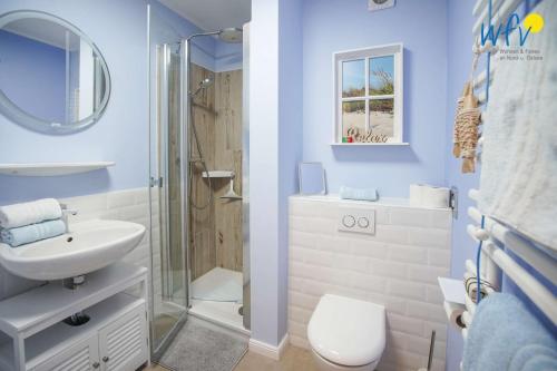a bathroom with a toilet sink and a shower at Holiday Residenz - Ferienwohnung "Kuestenkind" in Borkum