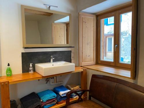 une salle de bain avec un lavabo et un miroir dans l'établissement La Grange d'Emmanuel, Marsous, 6-8 pers, à Arrens-Marsous