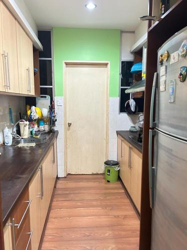 山打根的住宿－BC Homestay，厨房设有一扇门,可通往铺有木地板的厨房