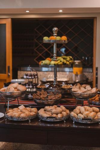 um bufê com muitos tipos diferentes de comida em uma mesa em Royal Savoy - Ocean Resort - Savoy Signature no Funchal