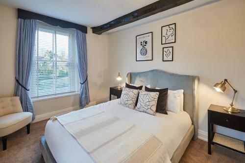 1 dormitorio con 1 cama, 1 silla y 1 ventana en Host & Stay - Silton Hall, en Nether Silton