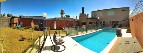 un patio trasero con piscina y una casa en Simplicity Apart en San Rafael