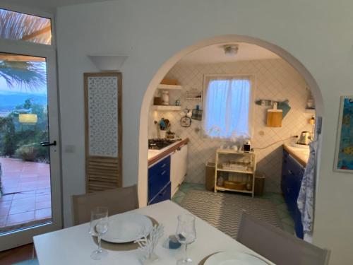 uma cozinha com uma mesa e uma sala de jantar em Ippocampo Blanc em San Felice Circeo
