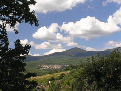 サンタ・フィオーラにあるPodere di Maggio - Casa della Nonnaの遠くの山々の渓谷を望む
