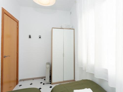 vestidor con espejo y espejo en Click&Flat Fira Castelao, en Hospitalet de Llobregat