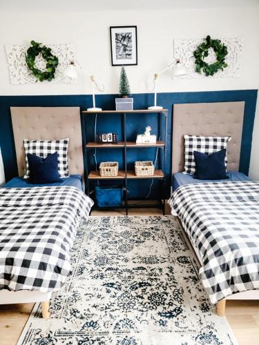 two beds in a room with blue walls at "La Vigne Dort" Cocon romantique in Herrlisheim-près-Colmar