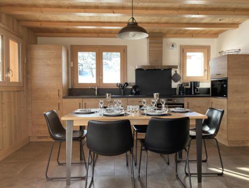 Kuchyňa alebo kuchynka v ubytovaní Chalet neuf vue panoramique sur le MONT-BLANC