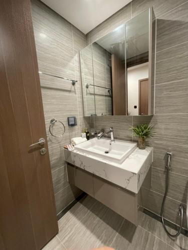 y baño con lavabo y espejo. en R102 Vinhomes Ocean Park homestay en Hanoi