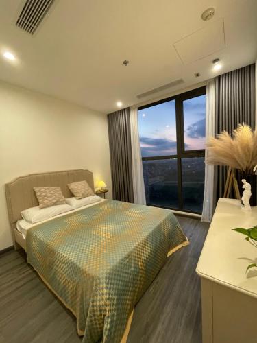 ein Schlafzimmer mit einem Bett und einem großen Fenster in der Unterkunft R102 Vinhomes Ocean Park homestay in Hanoi