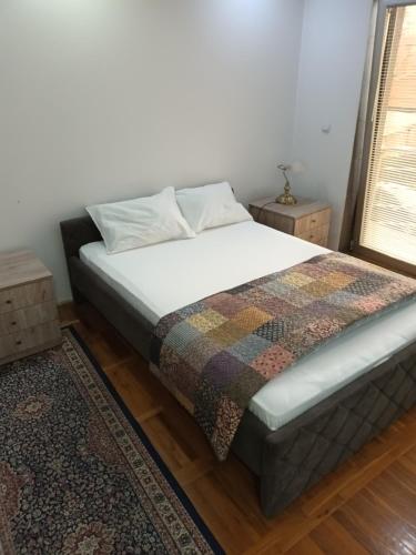 - une chambre avec un lit doté d'une couette dans l'établissement Apartman Anna, à Kragujevac
