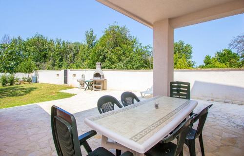 Schöne Ferienwohnung nur 500 Meter bis zum Strand mit Küche, Bad, Klima, WLAN, Terrasse, Grill