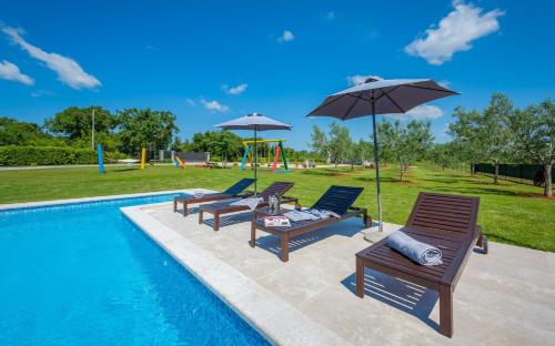 Traumhafte Villa mit privatem Pool, WLAN, Kinderspielplatz und großen Garten mit Grill